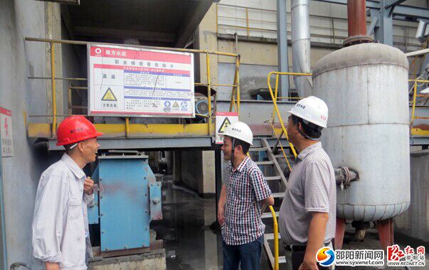 检查警示标识设置情况。