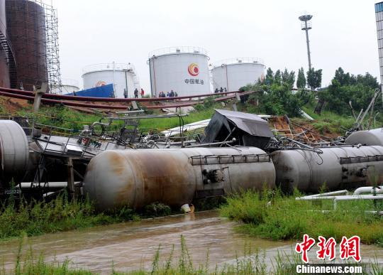 航空煤油专线列车贵州境内被泥石流冲覆脱轨泄漏