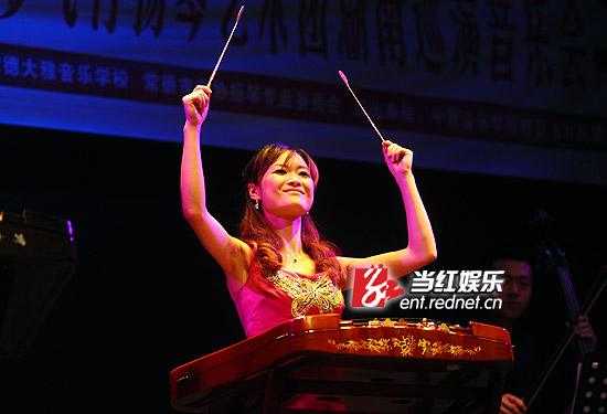 不同常规演奏会,“蝶梦飞竹”乐团的扬琴演奏更富节奏感。