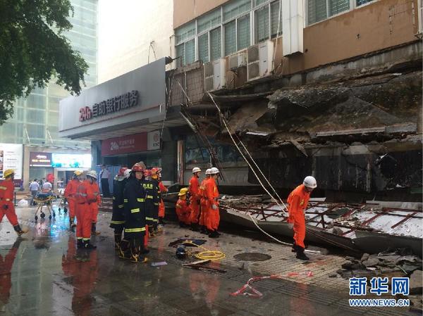 7月18日，消防官兵在事故现场救援。新华社记者毛思倩摄