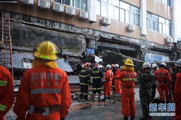 7月18日，消防员在发生坍塌的大楼实施救援工作。新华社记者毛思倩摄