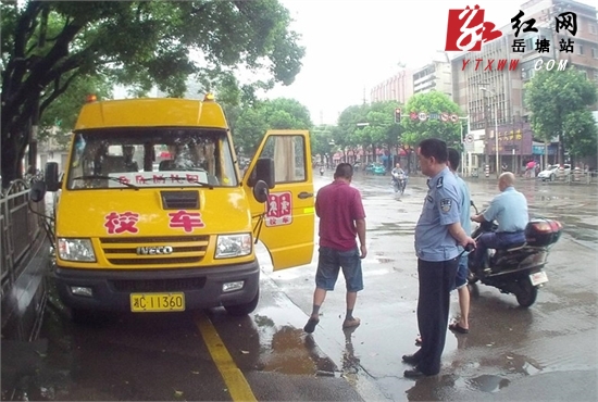 深刻吸取“7.10”事故教训 岳塘交警加强校（园）车监管