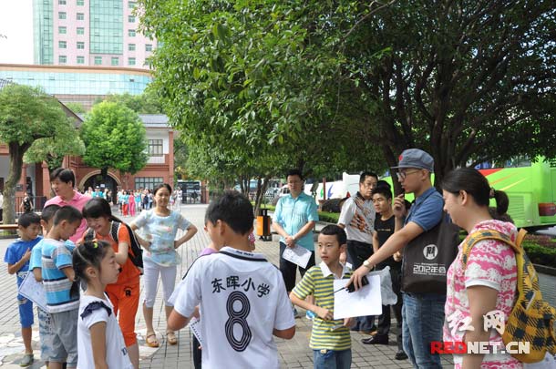 15组家庭一起在长沙市博物馆参加暑期博乐园的趣味文化活动。