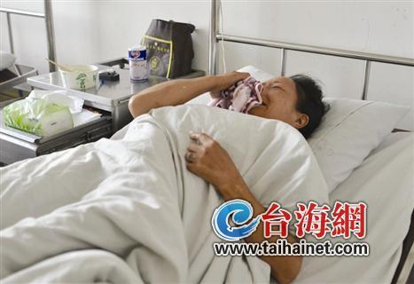 窗台坍塌男子坠挂窗沿 女友心急施救双双坠楼