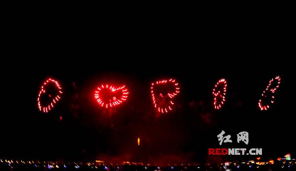 焰火升空，立体的“心”状清晰显现。