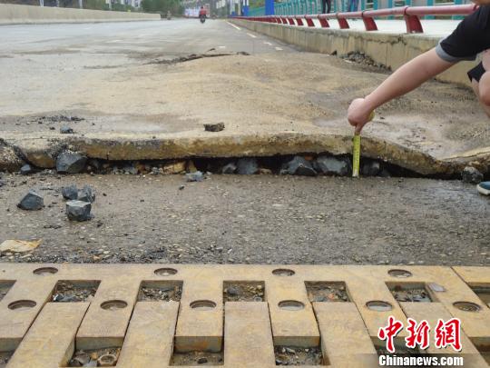 大雨过后，桥面隆起约有15厘米。　张丹莉摄