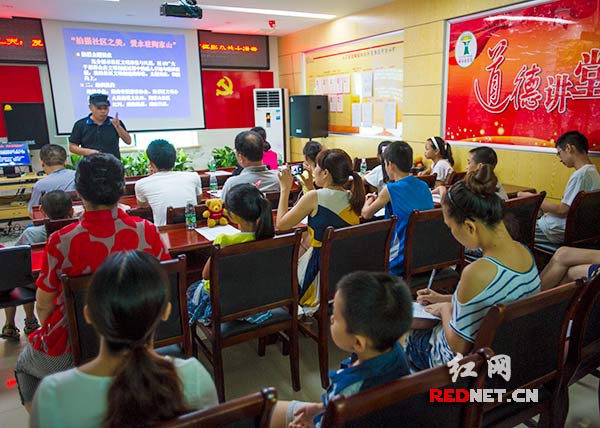 7月19日下午，湖南省摄影家协会在长沙芙蓉区陶家山社区举行“摄在社区，爱在家庭”主题公益大讲堂活动，让许多来参加的社区居民们兴致盎然。