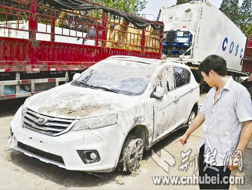 两贼偷车疯狂冲卡 跑掉四条胎终翻车一人被擒