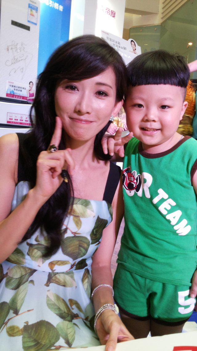 5岁小朋友与林志玲卖萌合影