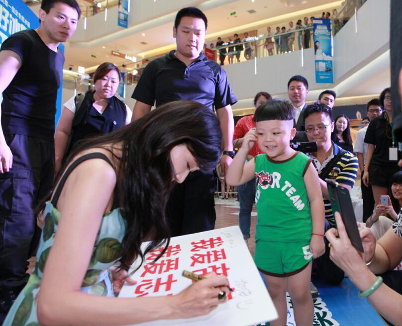 林志玲签名送给小朋友