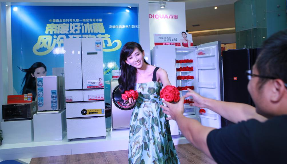 林志玲送玫瑰花给男粉丝