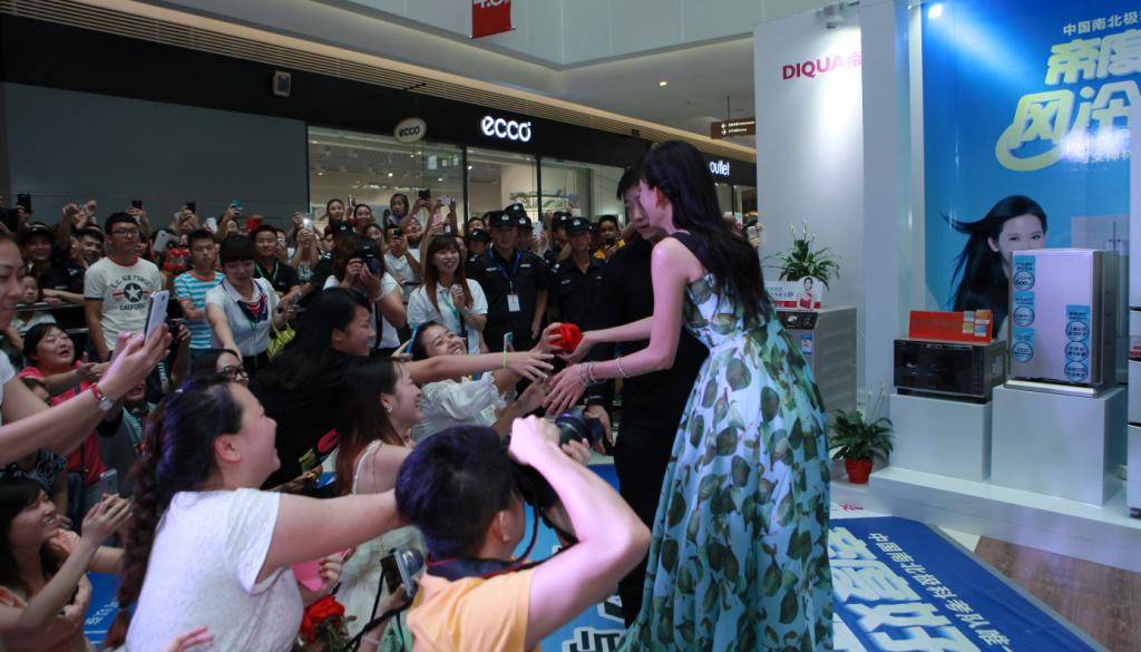 林志玲送玫瑰花给女粉丝