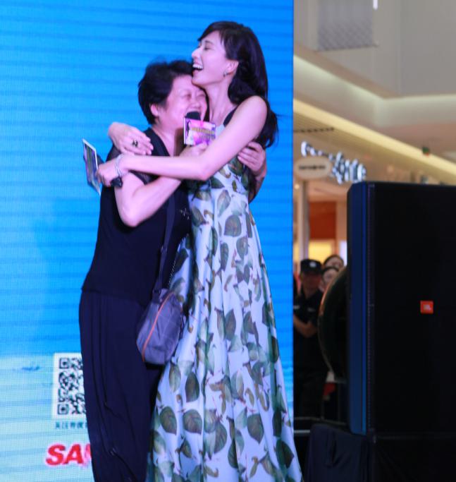 林志玲与70岁老太太亲密合影