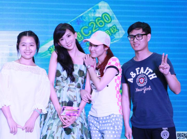 林志玲和粉丝“爱的依靠”