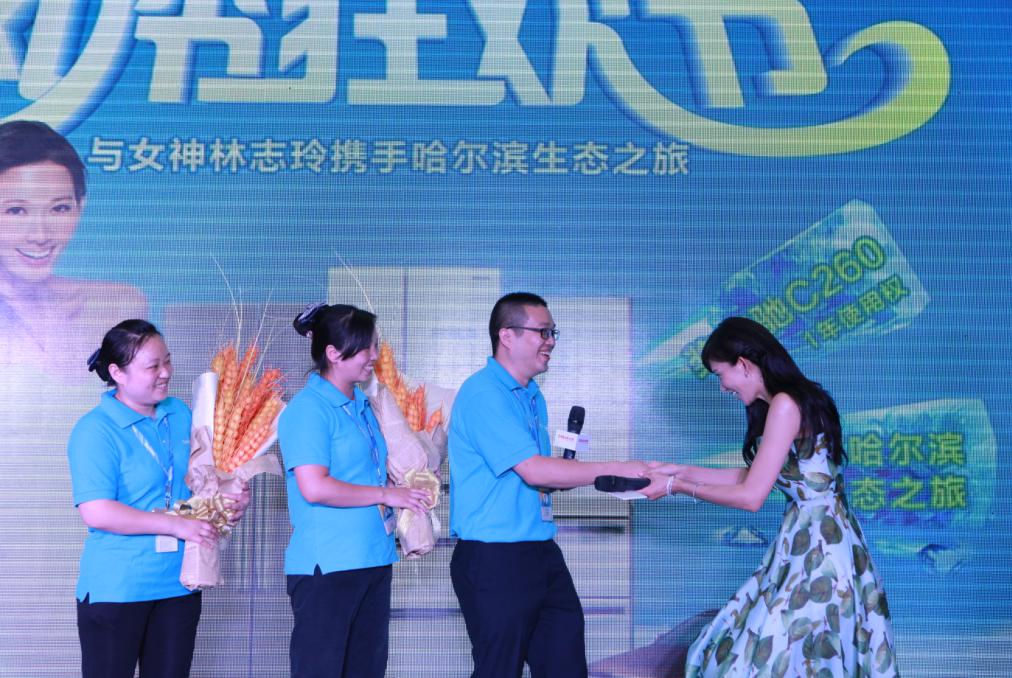 林志玲送给粉丝“爱的握手”