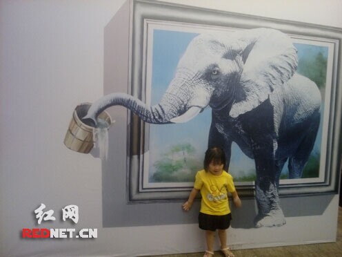 小朋友跟妈妈一同在3D画展开心地拍照。