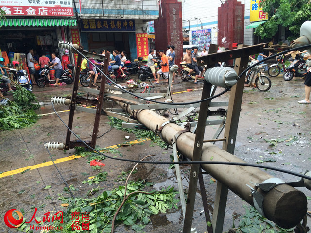 海口市青年路电线杆倾倒