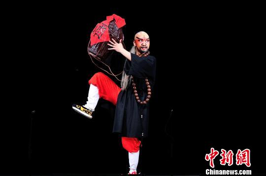 重庆一批“川剧新秀”打擂台戏迷现场提意见