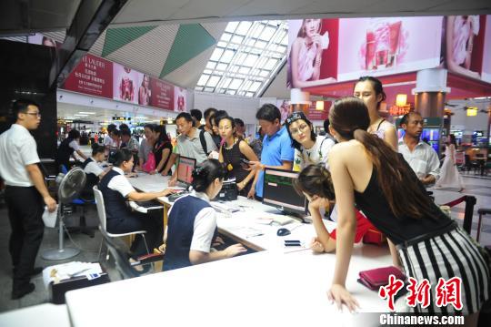 历时17小时南航运送“威马逊”滞留旅客近尾声