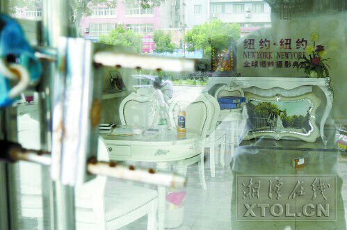 店门紧锁，空无一人。（记者 欧阳天 摄）