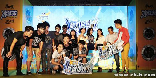 图为参与决赛的选手与嘉宾合影