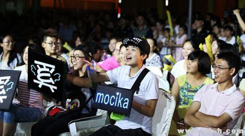 图为热情的粉丝为偶像加油