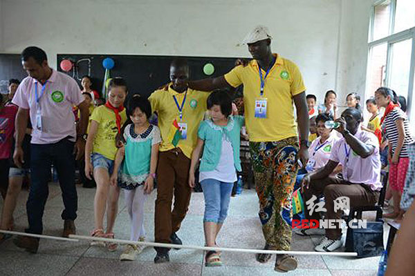 国外友人正在和小朋友一起做游戏。
