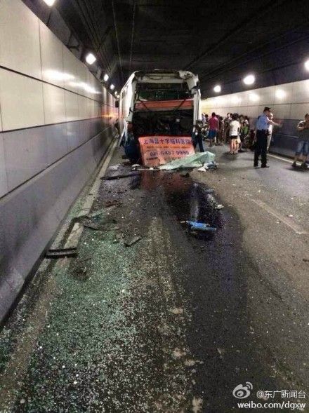 事故现场一地碎玻璃。