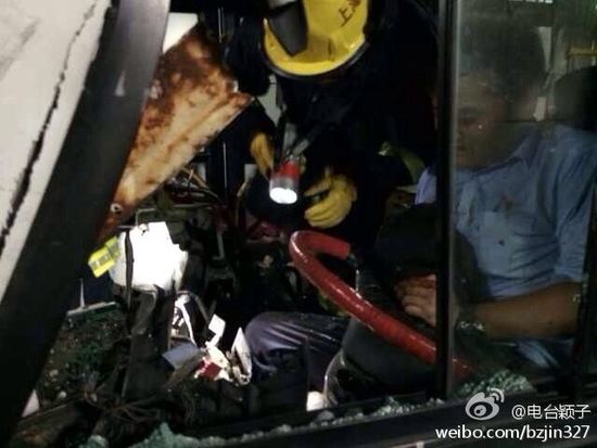 事故现场一地碎玻璃。