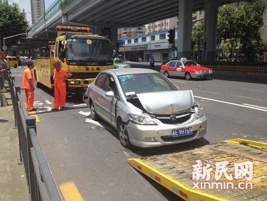 事故现场一地碎玻璃。