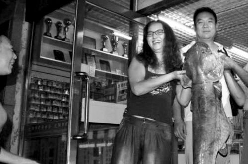 男子钓上92斤重鲶鱼 称肉质细腻鱼肉很肥(图)