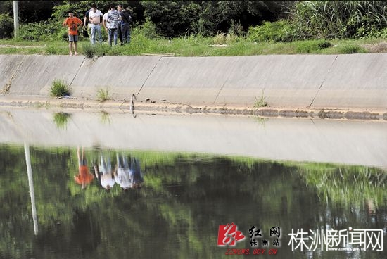 事发水库的水面早已恢复平静,但事故在人们心中引起的震动却没有那么容易平复。熊威/摄