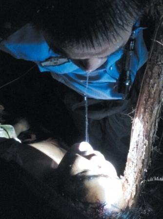 男子采草药坠落悬崖 民警攀岩用嘴“送”水3次