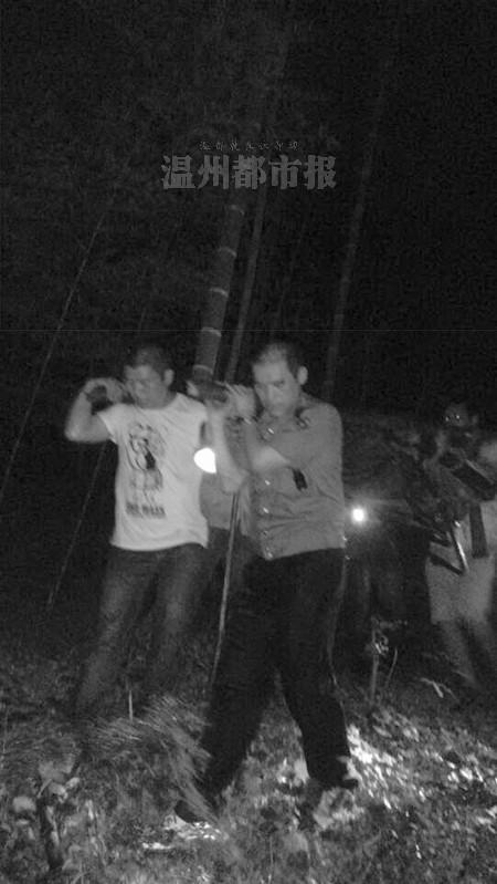 男子采草药坠落悬崖 民警攀岩用嘴“送”水3次