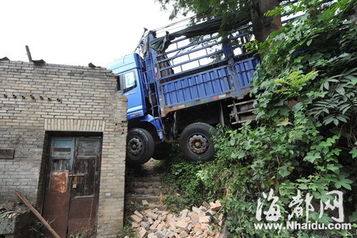 　　大货车与民房“亲密”接触