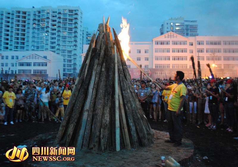 西昌：超10万人火把狂欢夜“玩火” 大跳达体舞