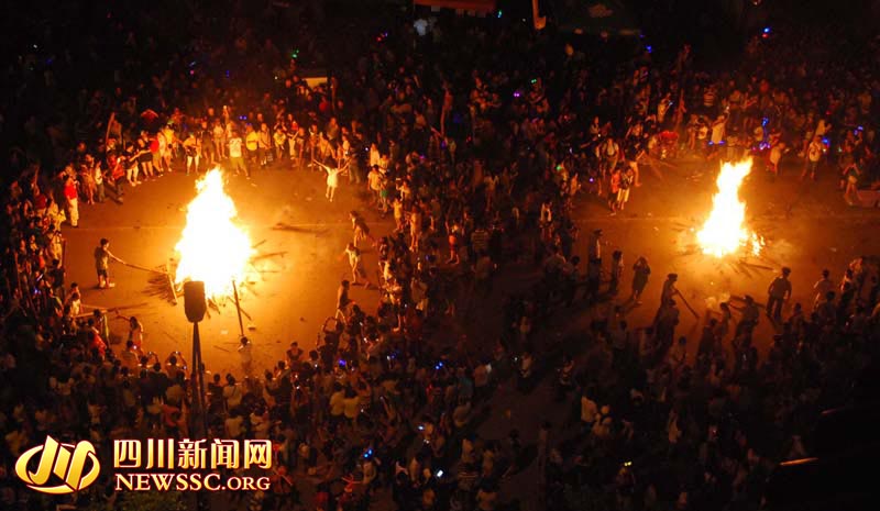 西昌：超10万人火把狂欢夜“玩火” 大跳达体舞