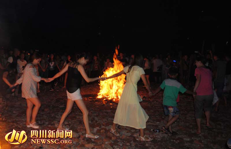 西昌：超10万人火把狂欢夜“玩火” 大跳达体舞
