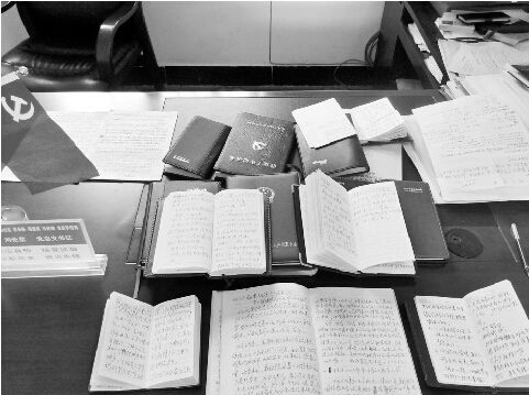 图为:刘伦堂留下的大量奖章证书和笔记