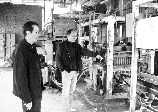 图为:刘伦堂(左一)进企业排忧解难