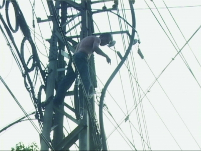 男子爬高压电塔。