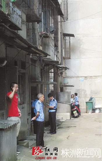 荷塘区余家冲，民警已封锁案发现场。刘玺/摄