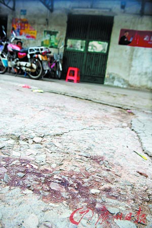 案发地的路面上仍留有血迹。