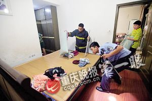 民警和消防队员用敲击方式找蛇