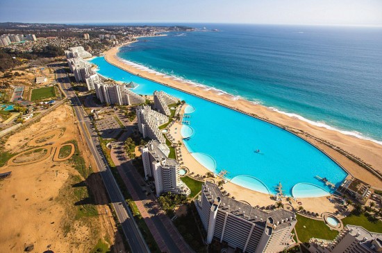 水晶湖公司在智利完成的San Alfonso del Mar工程,已被吉尼斯世界纪录认证为世界上最大的游泳池,占地面积8公顷。