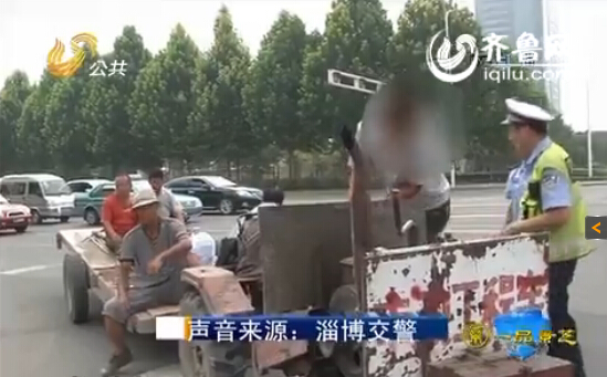 核载乘客为9人的面包车，里面硬是拉了19名农民工