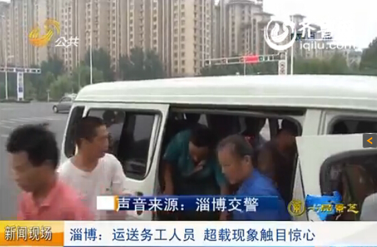 核载乘客为9人的面包车，里面硬是拉了19名农民工