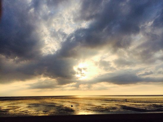 在英国诺福克郡的海滩，云彩被大风吹散后，在日落的照耀下，显示出一张“上帝的脸”。