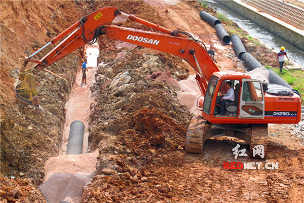 建设中的嘉禾县城市防洪工程截流式雨污分流排水系统
