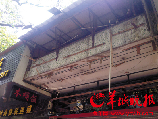 悬挂店招牌的位置可见折断的木棒